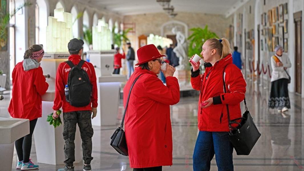 Отдыхающие пьют минеральную воду в Нарзанной галерее в Кисловодске
