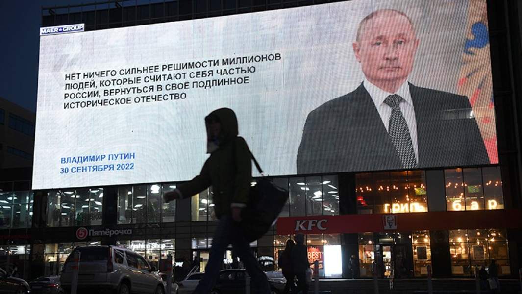 Экран в Новосибирске с цитатой из выступления президента РФ Владимира Путина на церемонии подписания договора о вступлении в РФ ДНР, ЛНР, Запорожской и Херсонской областей