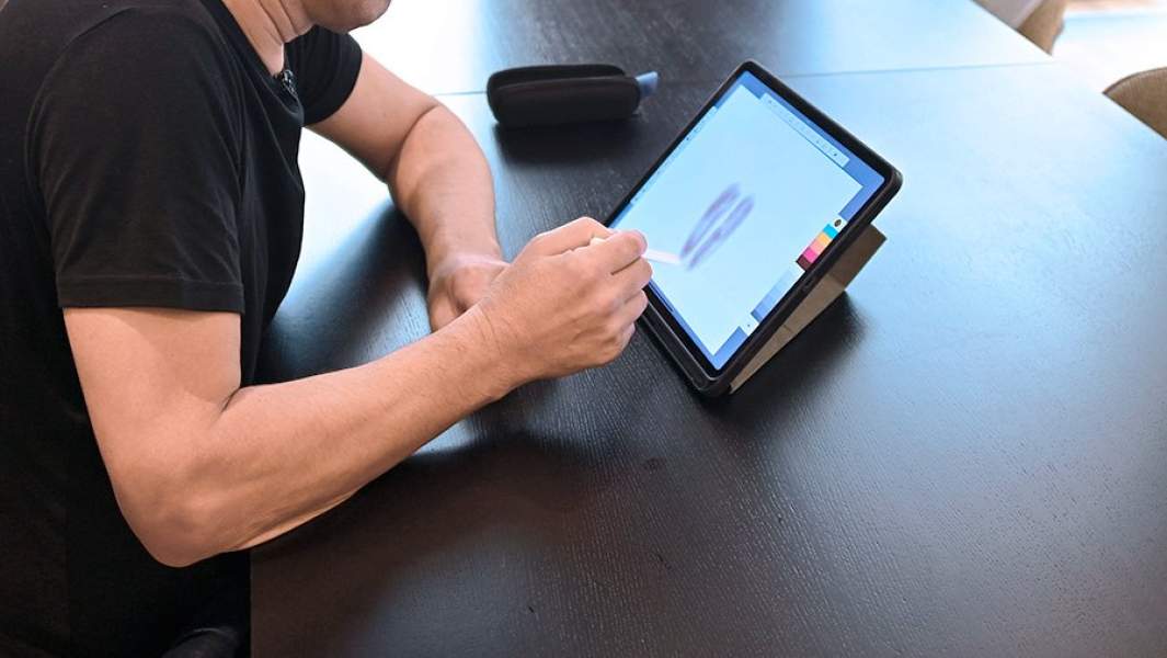 Художник рисует на планшете