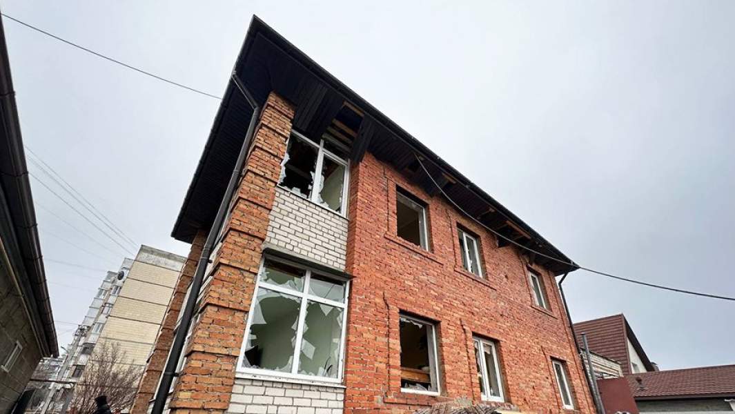 Разбитые окна в доме после обстрела со стороны ВСУ в Белгородской области