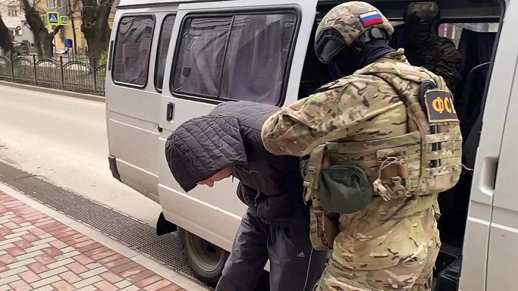 Сотрудники ФСБ РФ доставляют задержанного агента украинских спецслужб, который на территории Херсонской области собирал сведения о Вооруженных силах РФ