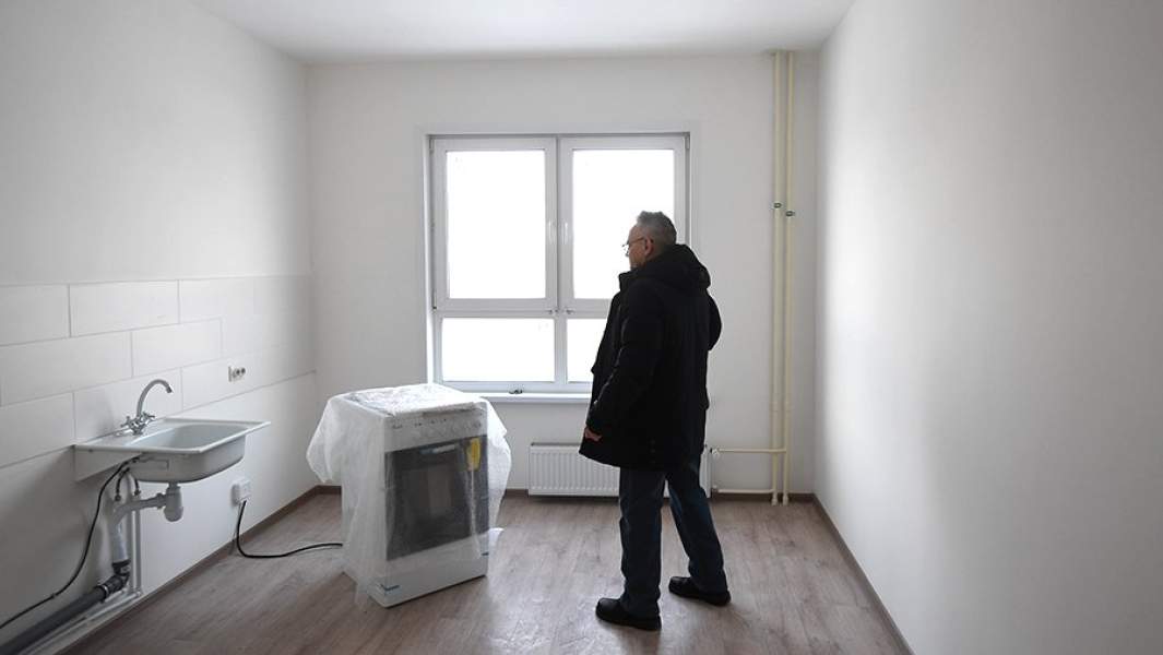 Мужчина в новой квартире