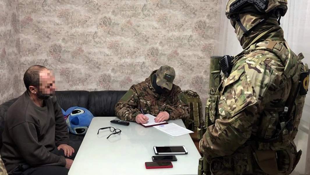 Сотрудники ФСБ РФ на задержании участников ячейки международной террористической организации «Хизб ут-Тахрир аль-Ислами» (запрещена в России)