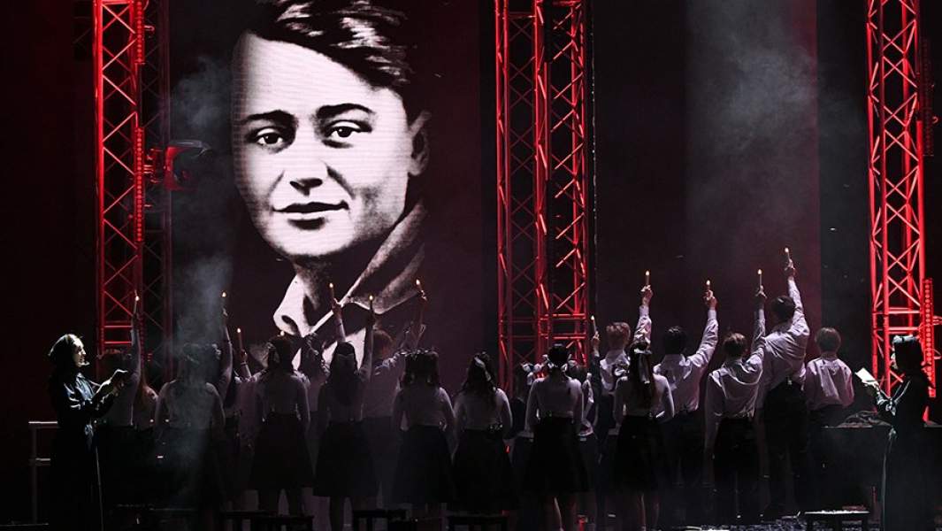 Артисты в сцене из рок-оратории «Чёрный январь. Прощёное воскресенье» композитора Юрия Дерского и автора либретто, поэта Владимира Зайцева в концертном зале «Москва»