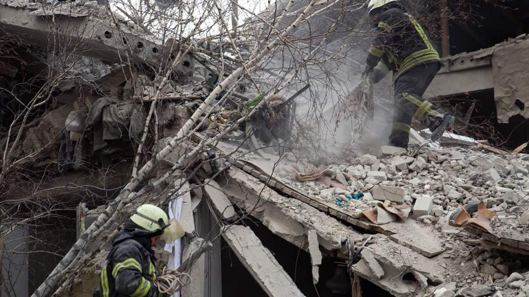 Разбор завалов у здания районной больницы в Новоайдаре в ЛНР