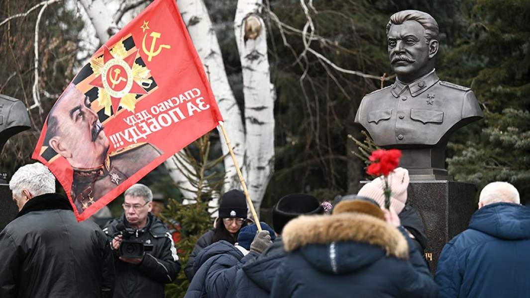 Бюст генералиссимуса Иосифа Сталина на площади перед входом в музей-панораму «Сталинградская битва» в Волгограде