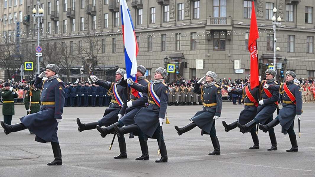 Участники парада войсковых частей Волгоградского территориального гарнизона в честь 80-летия победы в Сталинградской битве на площади Павших Борцов в Волгограде