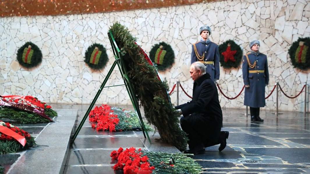 Президент РФ Владимир Путин на церемонии возложения венка к Вечному огню в Зале воинской славы в музее-заповеднике «Сталинградская битва» на Мамаевом кургане