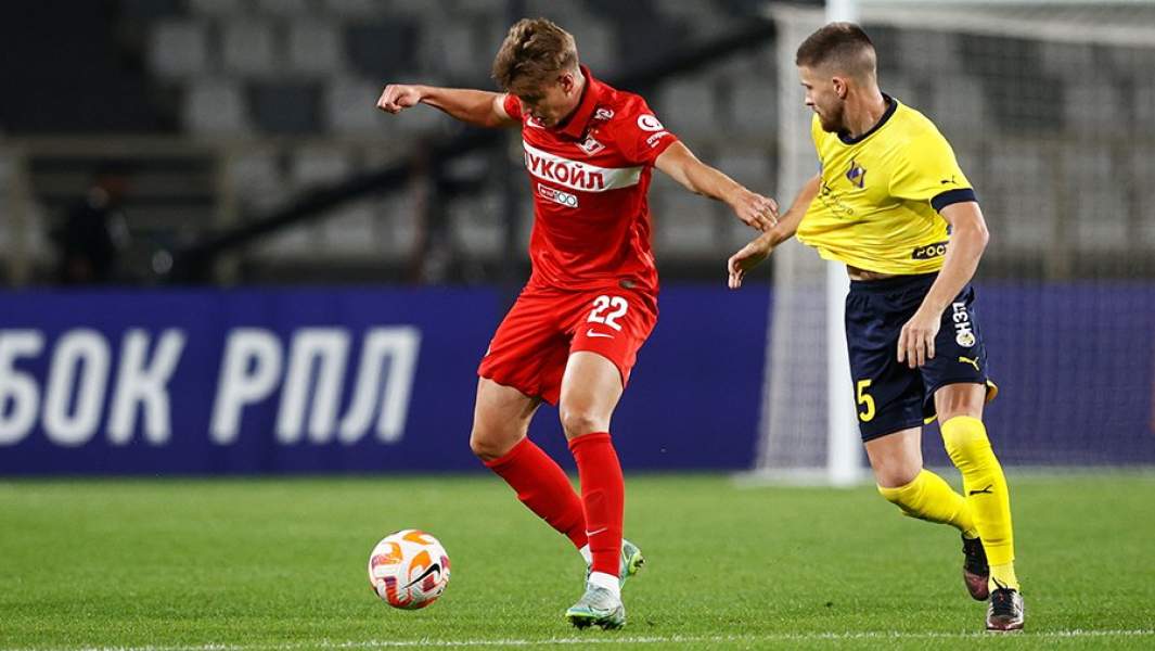 Игрок «Ростова» Данил Глебов (справа) и игрок «Спартака» Михаил Игнатов в матче Зимнего Кубка РПЛ