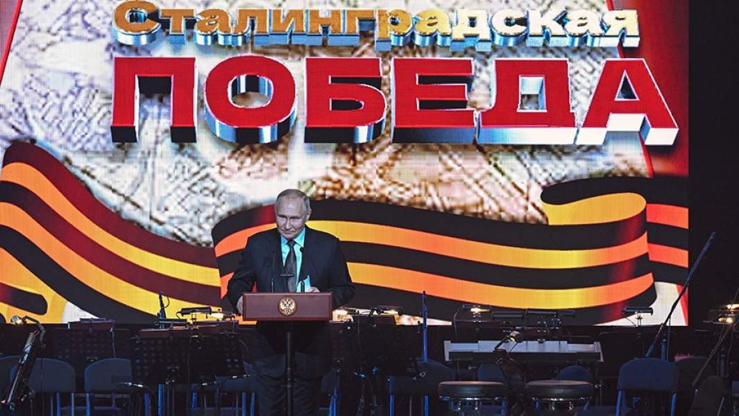 Президент РФ Владимир Путин выступает на посвященном 80-й годовщине разгрома немецко-фашистских войск в Сталинградской битве торжественном концерте