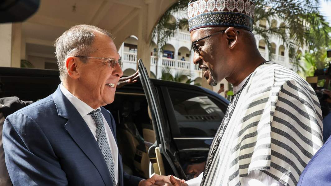 Министр иностранных дел РФ Сергей Лавров и министр иностранных дел Мали Абдулай Диоп на пресс-конференции по итогам встречи в Бамако