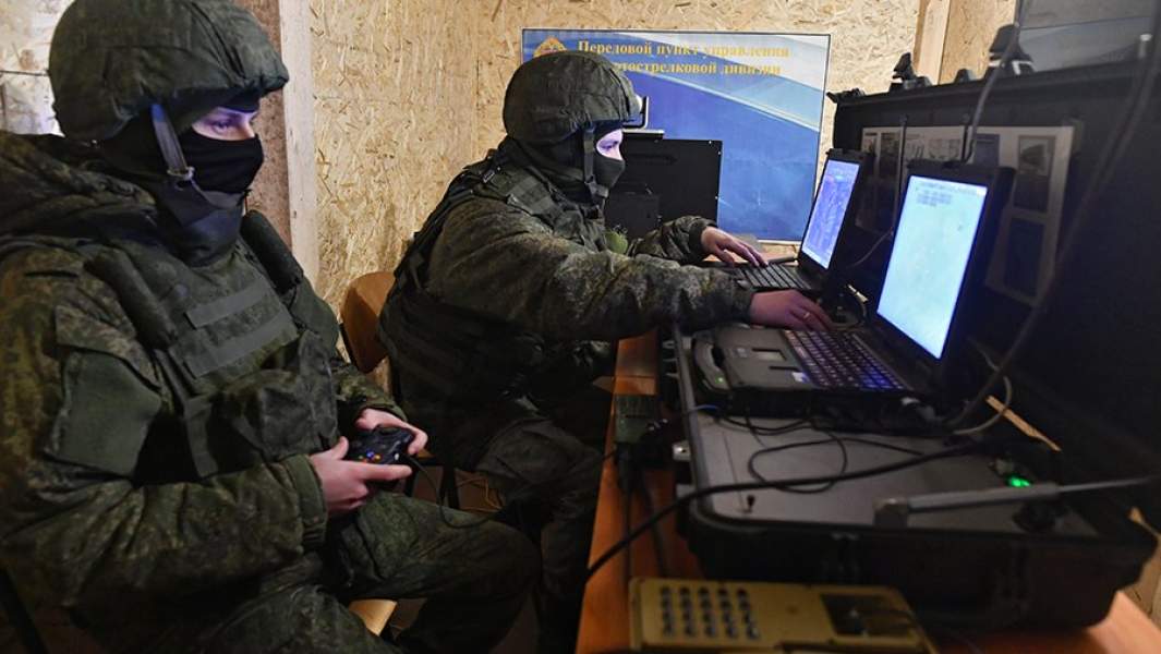 Военнослужащие ВС РФ в пункте управления беспилотными летательными аппаратами в зоне специальной военной операции