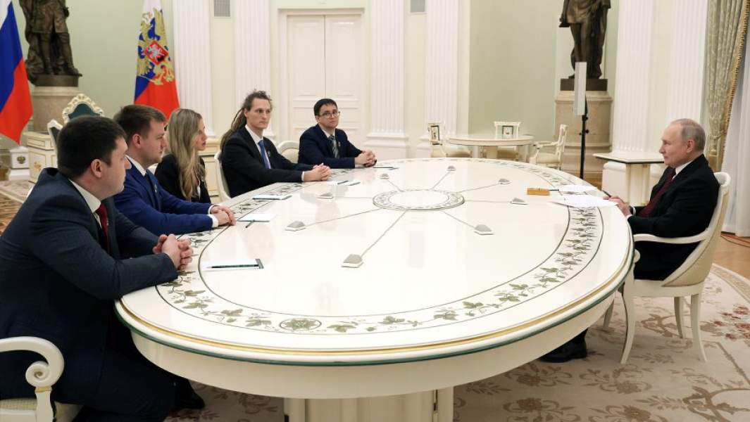 Владимир Путин во время общения с молодыми учёными лауреатами премий в области науки и инноваций