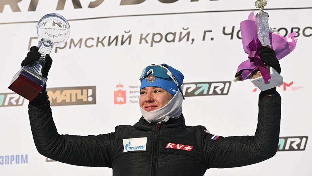 Анастасия Гореева (Московская область), награжденная Большим хрустальным глобусом за победу в общем зачете Кубка России по биатлону, на церемонии награждения поле гонки масс-старта на 12,5 км среди женщин финального этапа Кубка России по биатлону в Чайковском