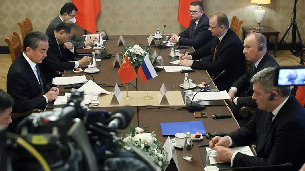 Секретарь Совета безопасности РФ Николай Патрушев и глава канцелярии комиссии по иностранным делам ЦК КПК Ван И во время встречи в Москве