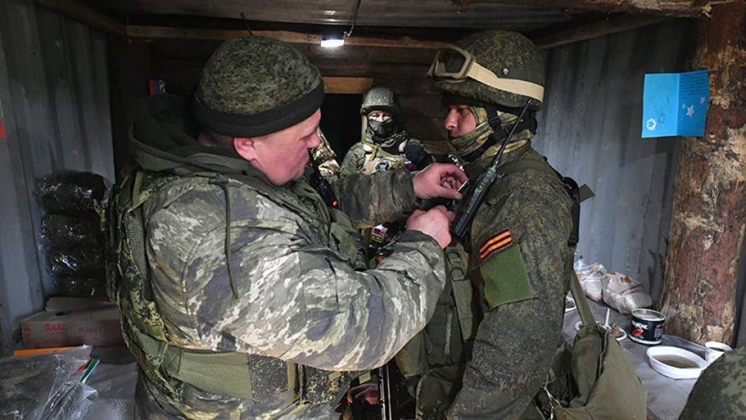 Награждение военнослужащих РФ на передовой в южном секторе СВО.