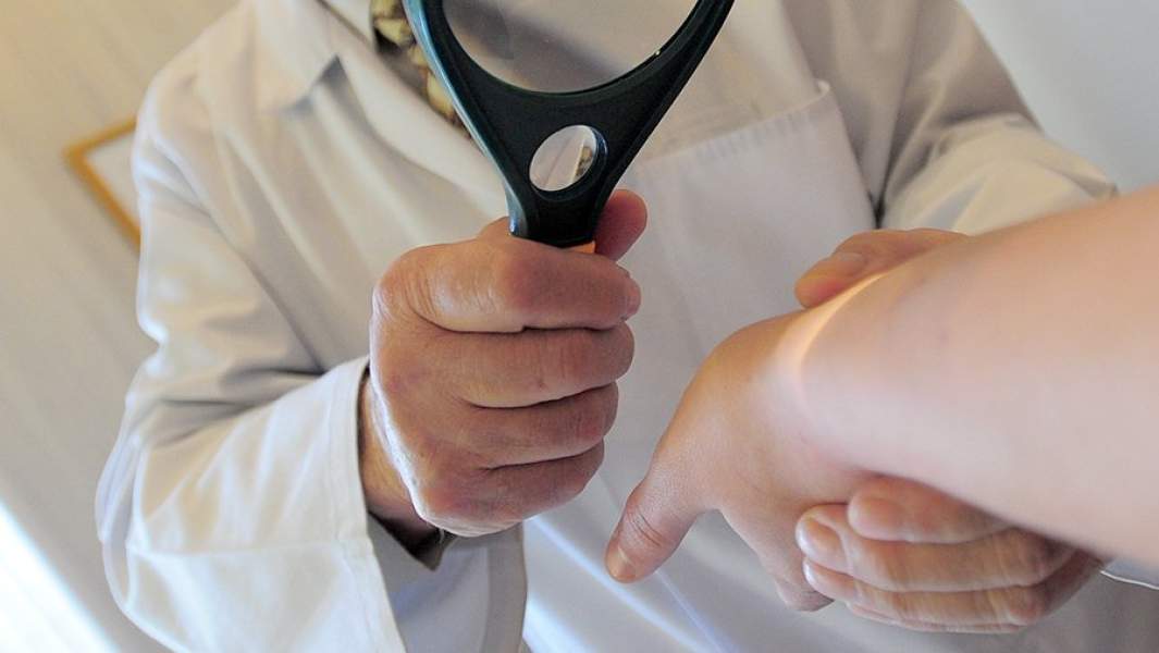 врач пациент рука