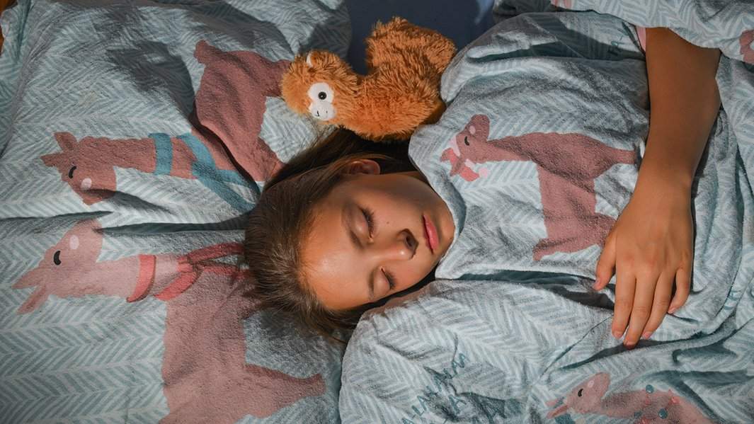 девочка спит в постеле
