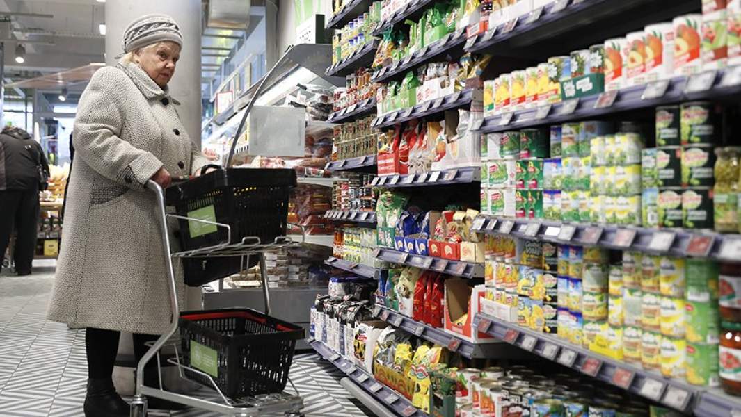 Покупательница в продуктовом магазине