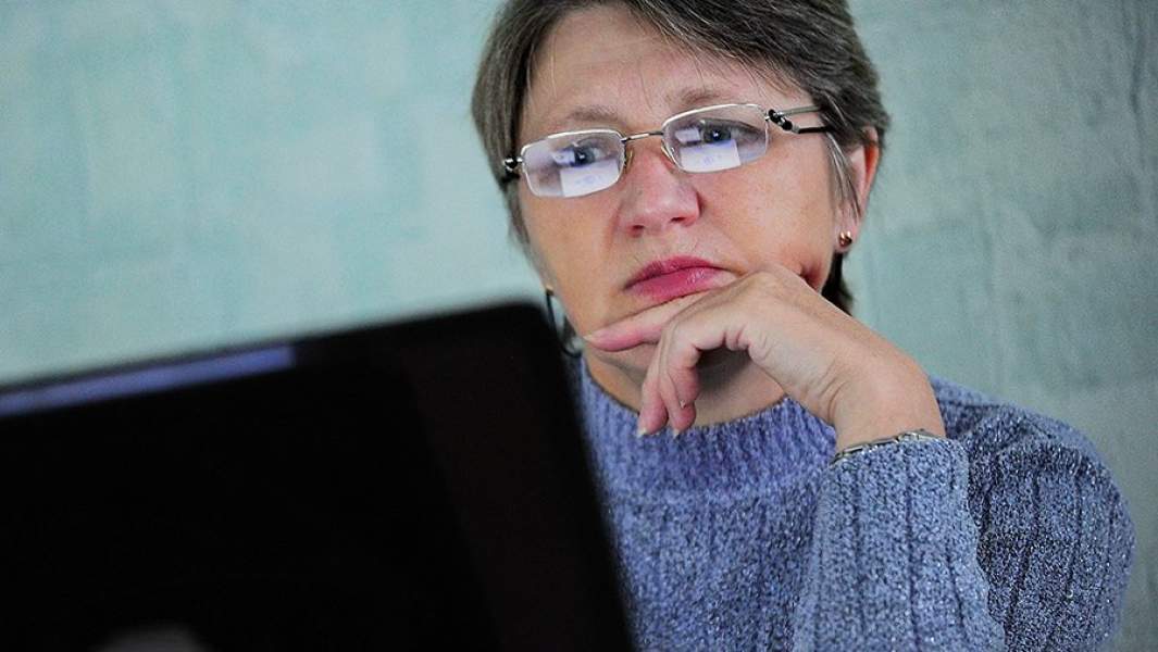 Женщина перед монитором компьютера