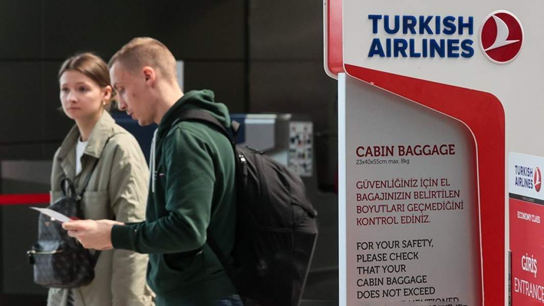 Пассажиры у стоек регистрации на рейсы авиакомпании Turkish Airlines в аэропорту Внуково