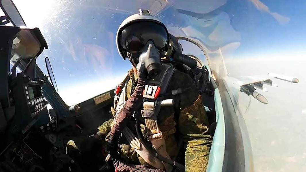 Пилот истребителя Су-35 во время выполнения задачи по уничтожению объектов военной инфраструктуры ВСУ