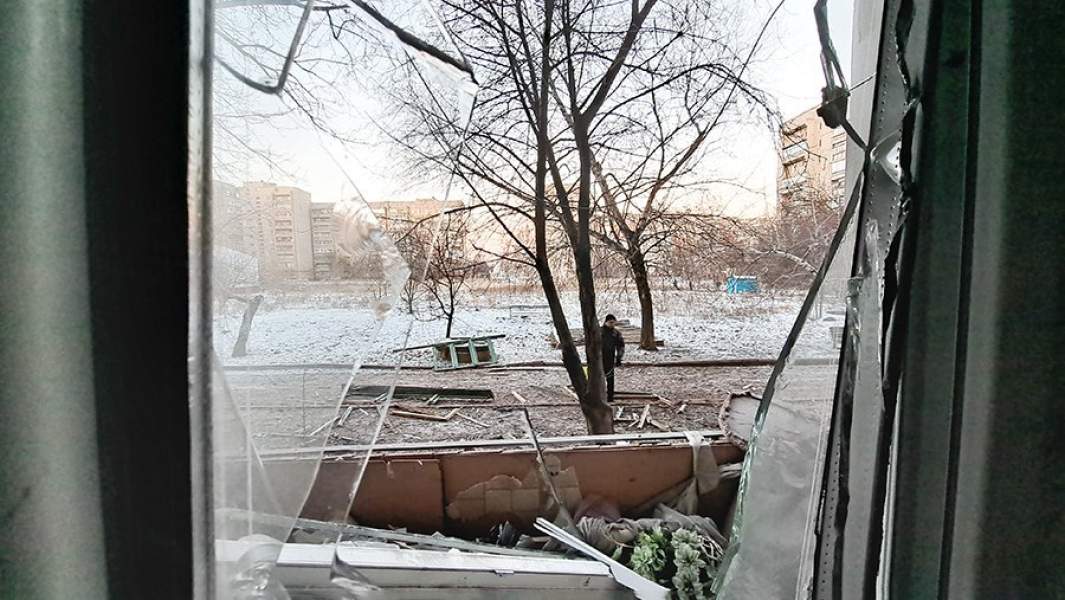 Вид из окна жилого дома, пострадавшего в результате обстрела со стороны ВСУ