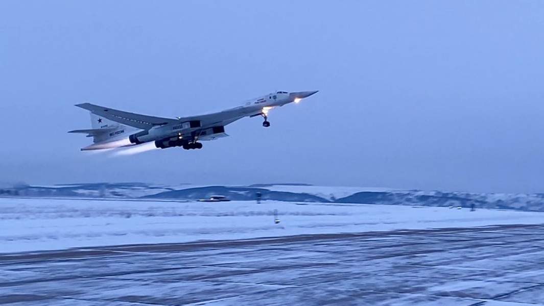 Стратегический ракетоносец Ту-160 во время взлета