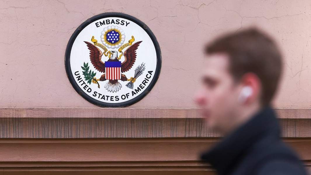 Табличка на здании посольства США на Новинском бульваре