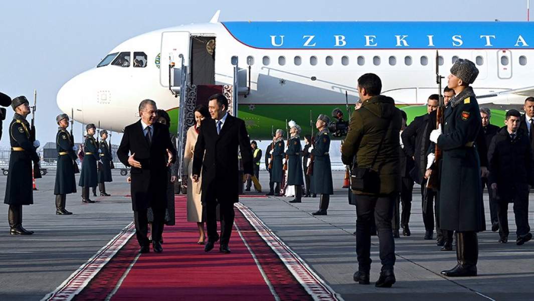 Президент Узбекистана Шавкат Мирзиеев и президент Киргизии Садыр Жапаров (слева направо) во время церемонии приветствия в аэропорту Манас в Бишкеке