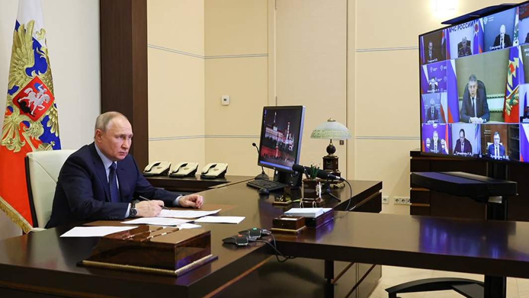 Владимир Путин во время совещания по вопросам восстановления жилой инфраструктуры, разрушенной в приграничных районах и в результате чрезвычайных ситуаций