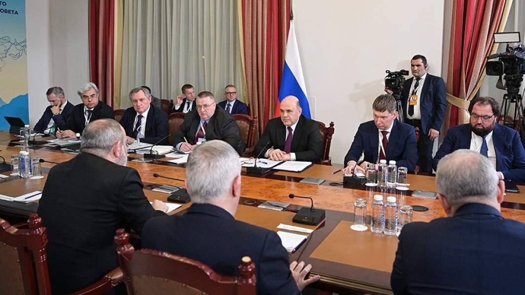 Михаил Мишустин во время встречи с премьер-министром Армении Николом Пашиняном