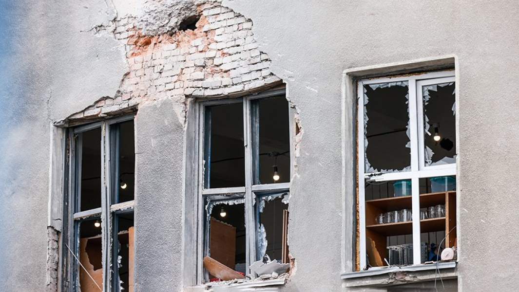 Здание Центрального рынка, поврежденное в результате обстрела со стороны ВСУ