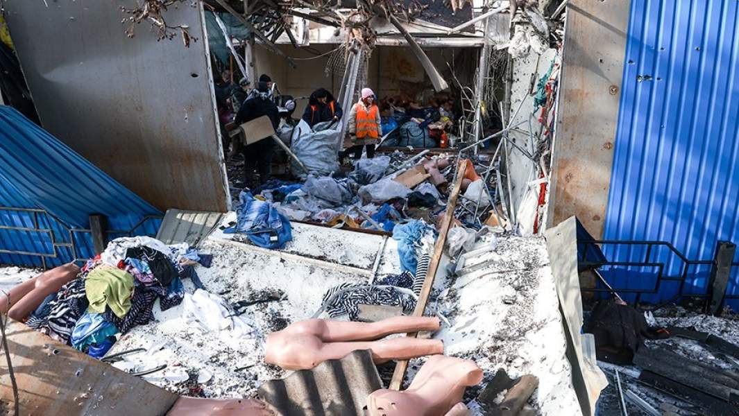 Торговые ряды центрального рынка, поврежденные в результате обстрела со стороны ВСУ