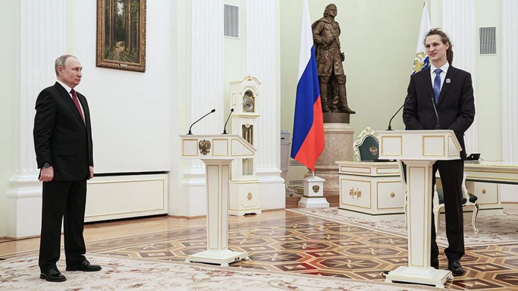 Владимир Путин и ведущий научный сотрудник Института океанологии им. П.П. Ширшова РАН Александр Осадчиев (слева направо) на церемонии вручения премий в области науки и инноваций молодым ученым