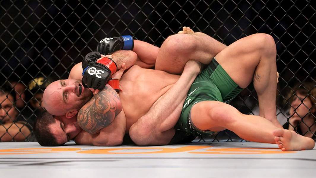 Титульный бой между Исламом Махачевым (Россия) и Александром Волкановски (Австралия) в легком весе в рамках турнира Абсолютного бойцовского чемпионата (UFC) в Перте