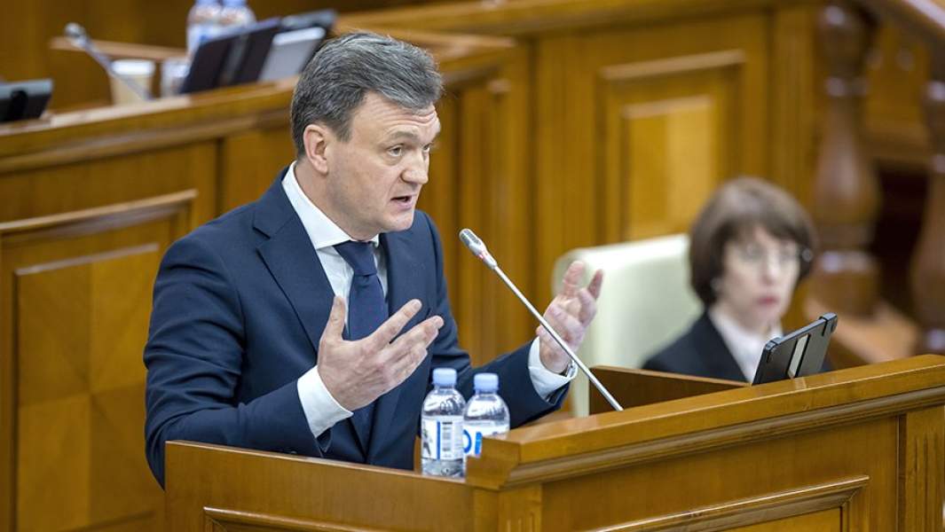 Новый премьер-министр Молдавии Дорин Речан выступает в парламенте