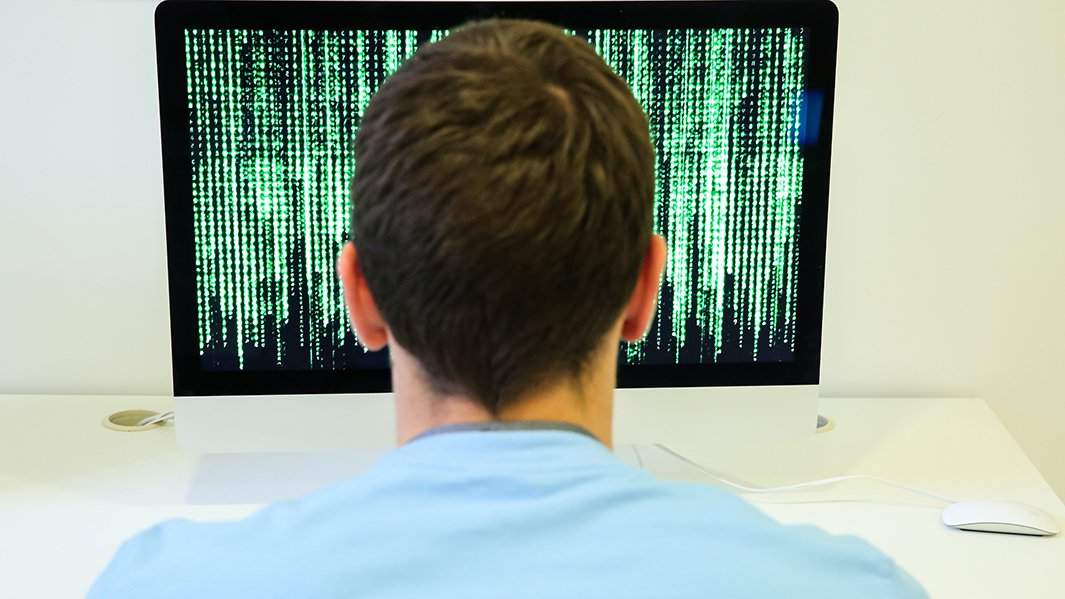 мужчина за компьютером