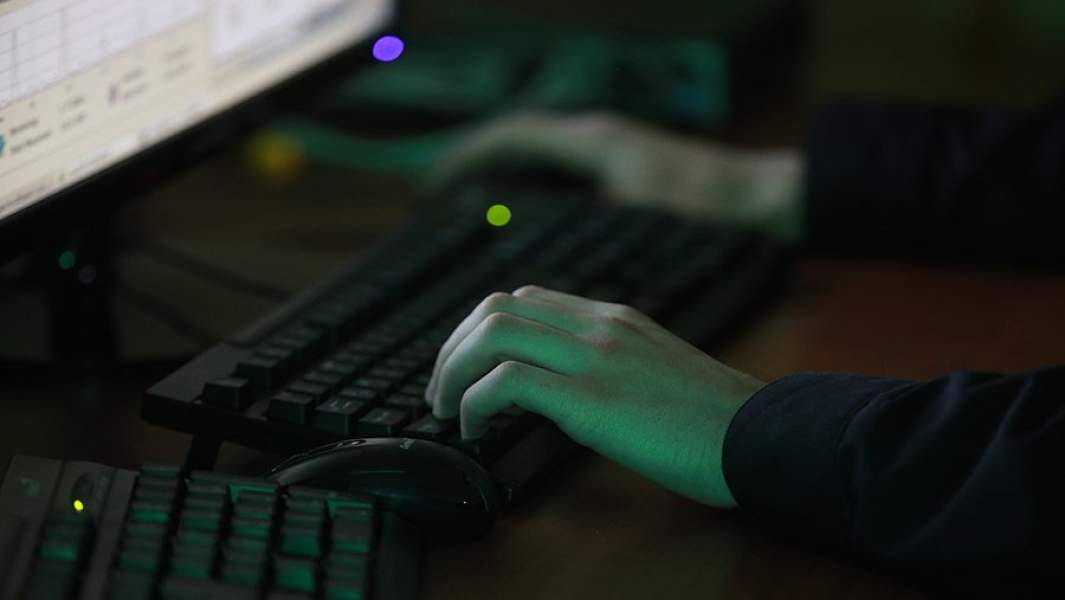 Человек работает за компьютером