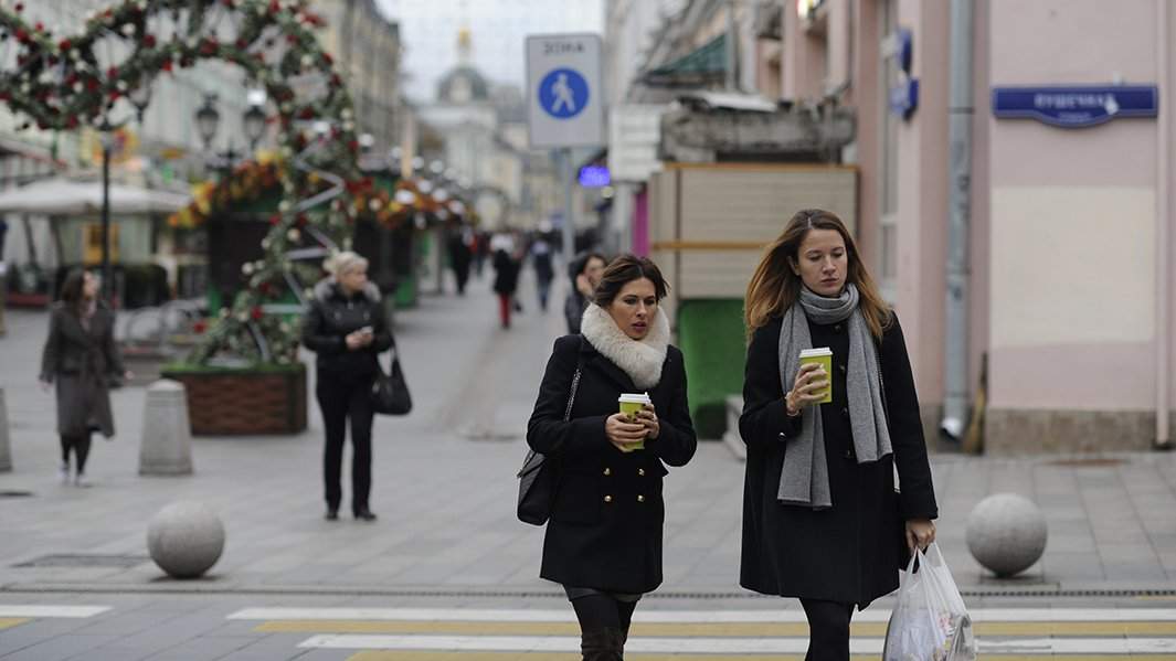 девушки со стаканами кофе
