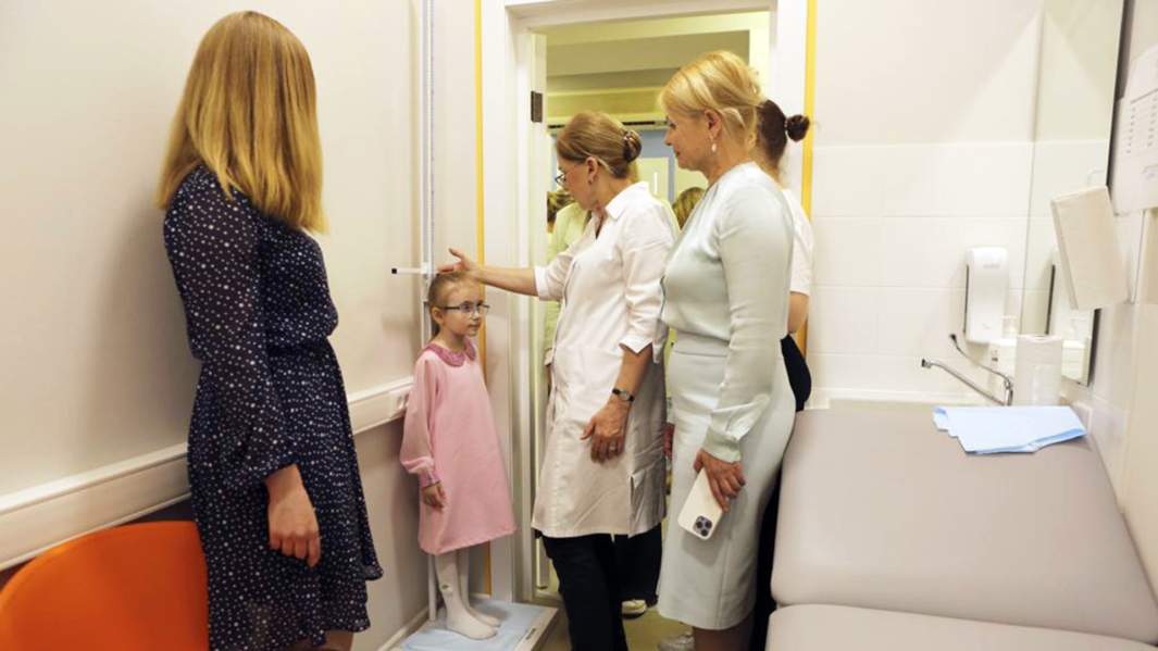 врачи измеряют рост девочке