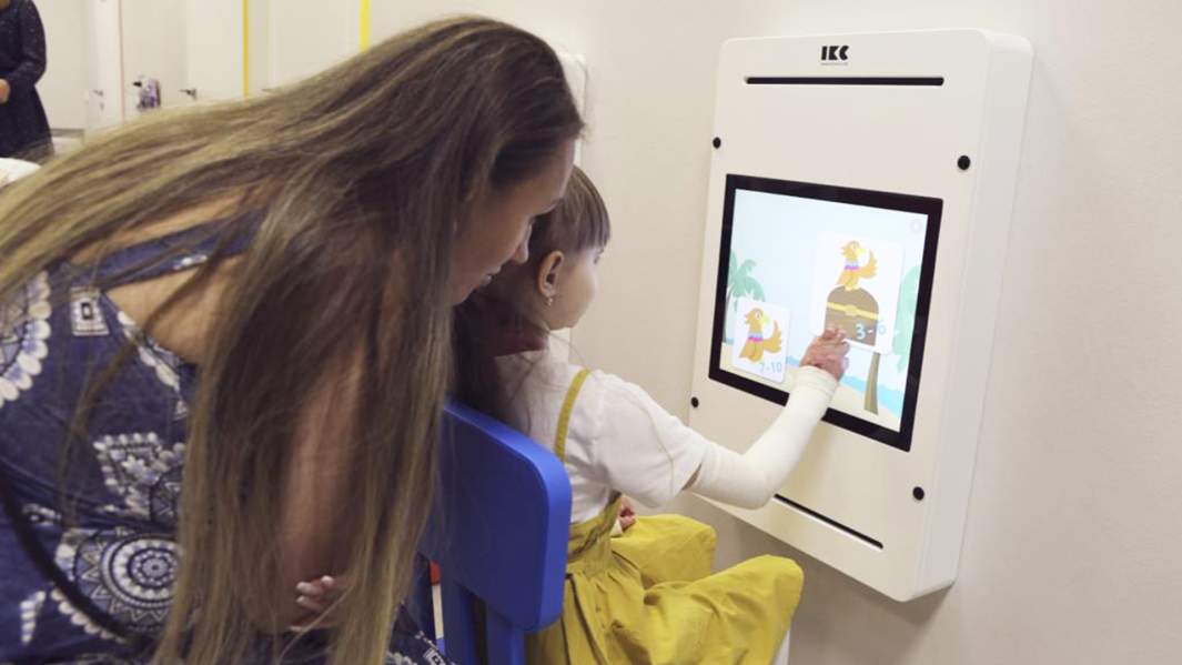 девочка в орфанном центре