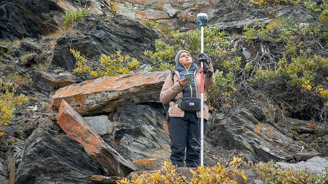Елена Леванова во время работы с геодезическим оборудованием, получение координат
