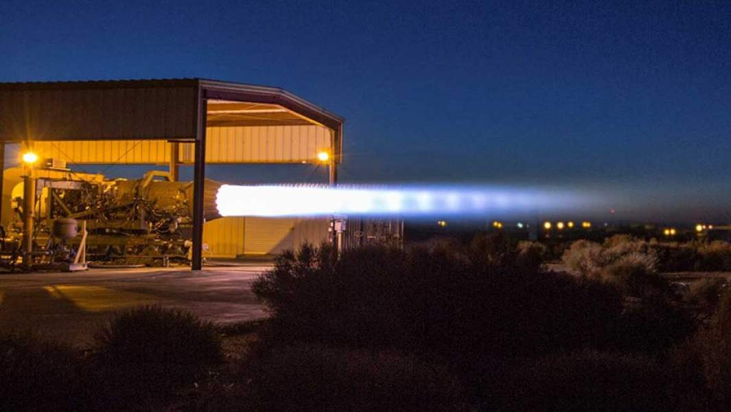 Испытание реактивного двигателя корпорации Raytheon Technologies на авиабазе Эдвардс в Калифорнии