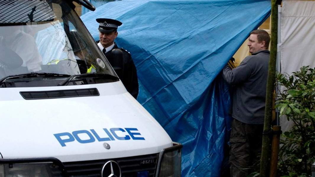 Полицейские у дома бывшего российского шпиона Александра Литвиненко