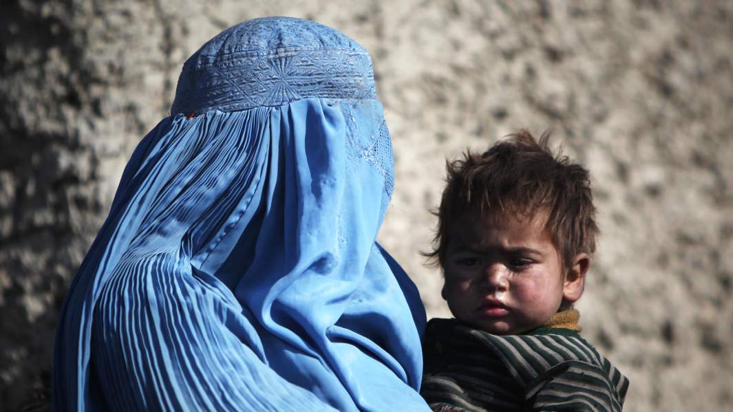 девушка в хиджабе держит ребенка