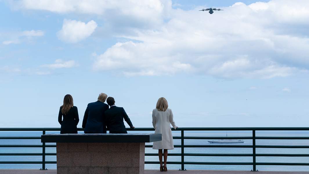 Президент США Дональд Трамп и президент Франции Эммануэль Макрон с супругами