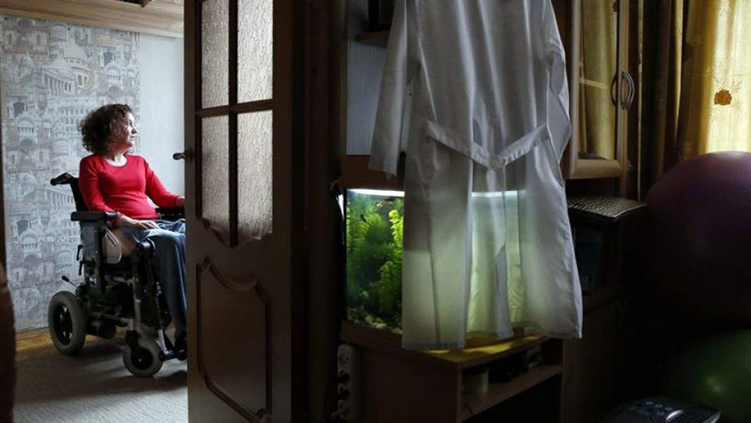 женщина в коляске 