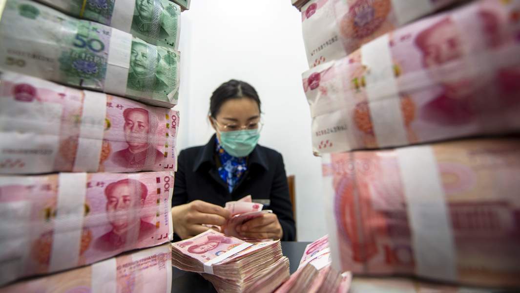 девушка считает юани