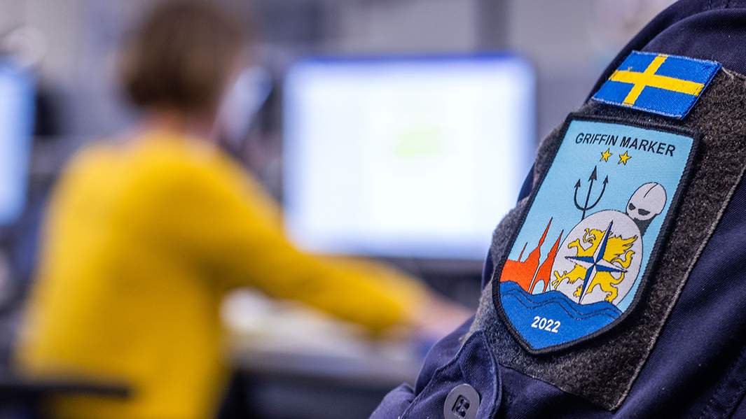 нашивка с эмблемой НАТО и шведским флагом